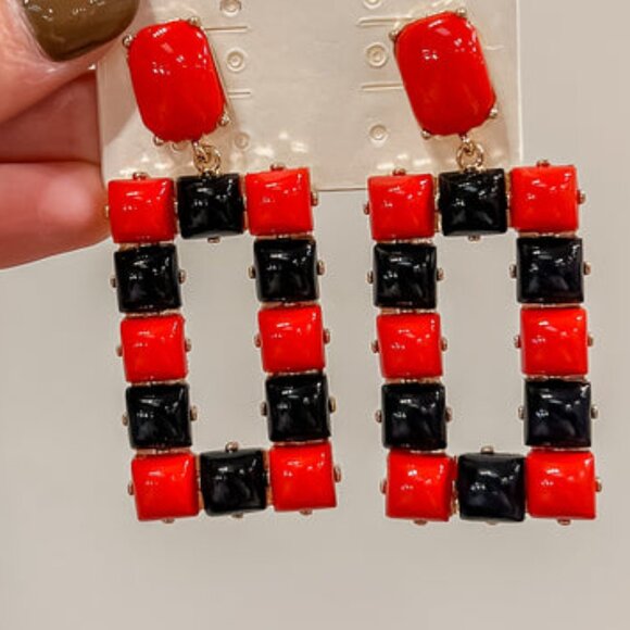 Black Red Acrylic Beaded Geometric UGA Georgia Football Team Colors Earrings - Picture 3 of 3
